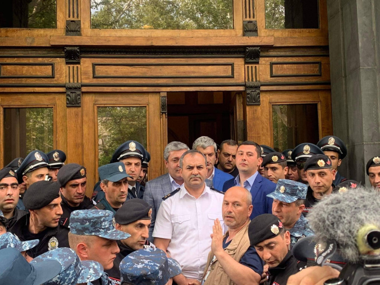 Արթուր Դավթյանը դատախազության դիմաց հանդիպեց զոհված զինծառայողների՝ բողոքի ակցիա իրականացնող ծնողներին, առաջարկեց ներսում քննարկել հարցերը, սակայն նրանք չհամաձայնեցին Արթուր Դավթյանը դատախազության դիմաց հանդիպեց զոհված զինծառայողների՝ բողոքի ակցիա իրականացնող ծնողներին, առաջարկեց ներսում քննարկել հարցերը, սակայն նրանք չհամաձայնեցին