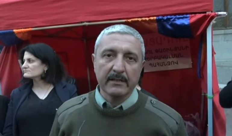 Զոհվածների ծնողների հորդորով դադարեցնում եմ հացադուլս ու միանում նրանց պայքարին․ զոհված զինծառայողի հայր Զոհվածների ծնողների հորդորով դադարեցնում եմ հացադուլս ու միանում նրանց պայքարին․ զոհված զինծառայողի հայր