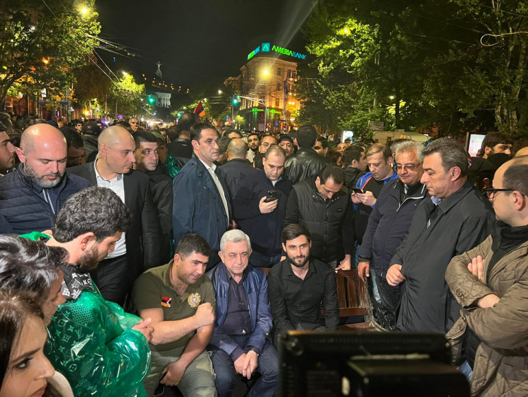 Ֆրանսիայի հրապարակը փակ է. ընդդիմադիրներին էր այցելել Սերժ Սարգսյանը (տեսանյութ)