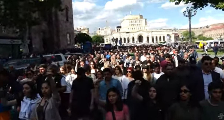 «Դիմադրություն» շարժման աջակիցները բացեցին Երևանի քաղաքապետարանի մուտքերը․ երթն ավարտվեց Ֆրանսիայի հրապարակում (տեսանյութ) «Դիմադրություն» շարժման աջակիցները բացեցին Երևանի քաղաքապետարանի մուտքերը․ երթն ավարտվեց Ֆրանսիայի հրապարակում (տեսանյութ)
