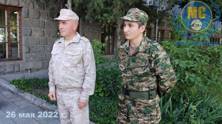 Կառավարության շենքի տանիքին դիպուկահարներ կան Կառավարության շենքի տանիքին դիպուկահարներ կան