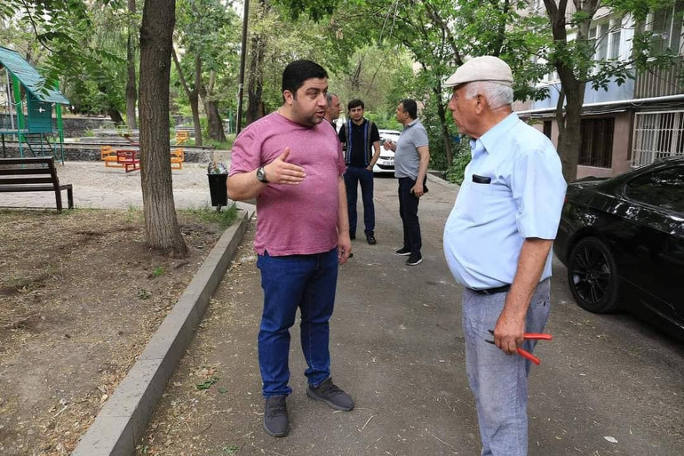 Փոխմարզպետ Էդգար Փարվանյանի հորեղբոր տղան՝ Ռոմանն է զանգել, կանչել բոլորին, միջադեպ հրահրել ու անհետացել․ Ապարանում սպանված Հմայակ Միքայելյանի եղբայրը մանրամասներ է հայտնում (տեսանյութ)