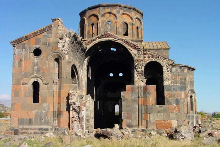 Բադալյան եղբայրների նախաձեռնությամբ կվերականգնվի Թալինի սուրբ Կաթողիկե եկեղեցին (տեսանյութ)