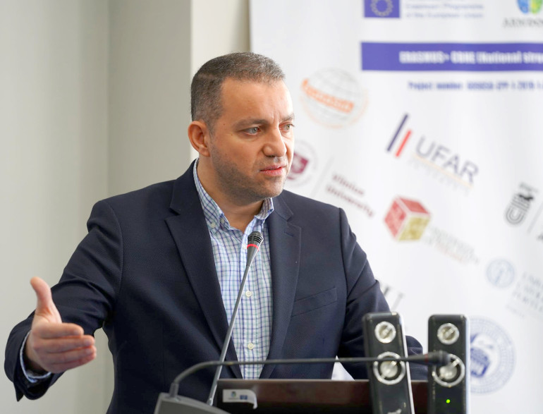Վահան Քերոբյա՞նը, թե՞ վարորդն է ենթարկվել վթարի ծառայողական մեքենայով․ էկոնոմիկայի նախարարությունը հաստատում է վթարի փաստը, ոստիկանությունը Քերոբյանին պաշտպանում է 1950 թվականի կոնվենցիայով Վահան Քերոբյա՞նը, թե՞ վարորդն է ենթարկվել վթարի ծառայողական մեքենայով․ էկոնոմիկայի նախարարությունը հաստատում է վթարի փաստը, ոստիկանությունը Քերոբյանին պաշտպանում է 1950 թվականի կոնվենցիայով