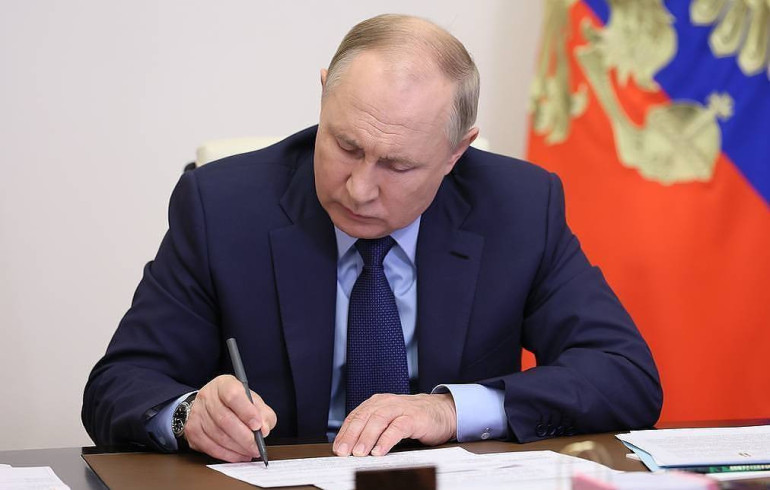 Պուտինը ստորագրել է ԼԳԲՏ քարոզչության ամբողջական արգելքի մասին օրենքը Պուտինը ստորագրել է ԼԳԲՏ քարոզչության ամբողջական արգելքի մասին օրենքը