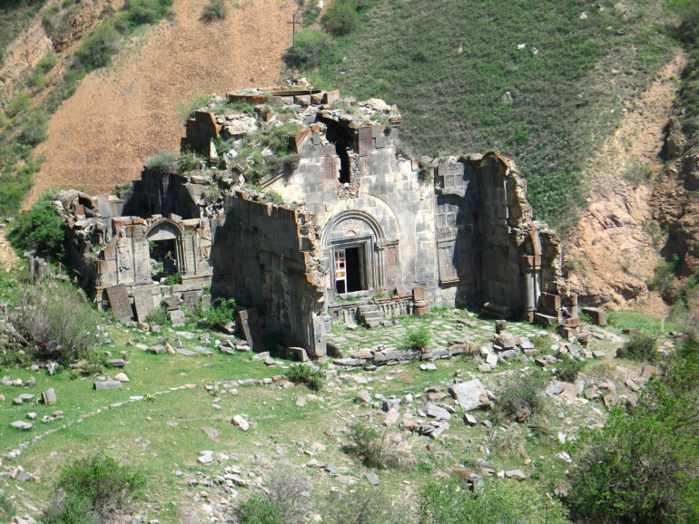 Ավերակի վերածված ուխտատեղիից Աղջոց վանքը պետք է գործող եկեղեցի դարձնել. պատմաբան