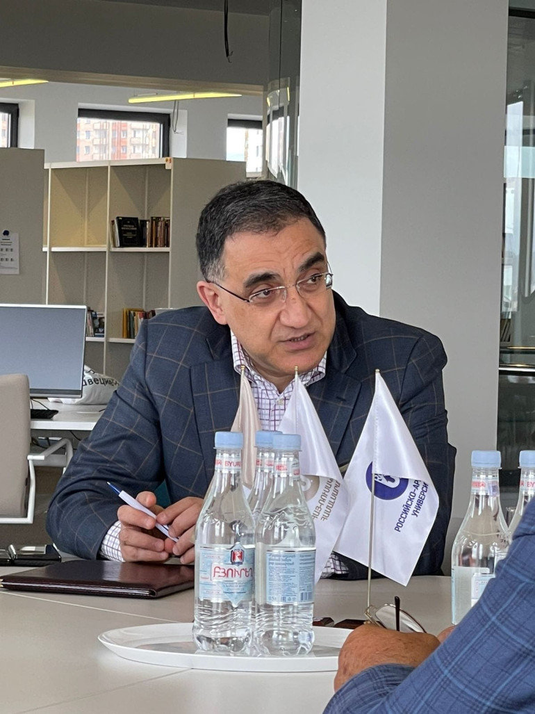 Չեմ ստացել ՀՀ և ՌԴ կառավարությունների աջակցությունը. Արմեն Դարբինյանը հեռանում է Հայ-ռուսական համալսարանի ռեկտորի պաշտոնից Չեմ ստացել ՀՀ և ՌԴ կառավարությունների աջակցությունը. Արմեն Դարբինյանը հեռանում է Հայ-ռուսական համալսարանի ռեկտորի պաշտոնից