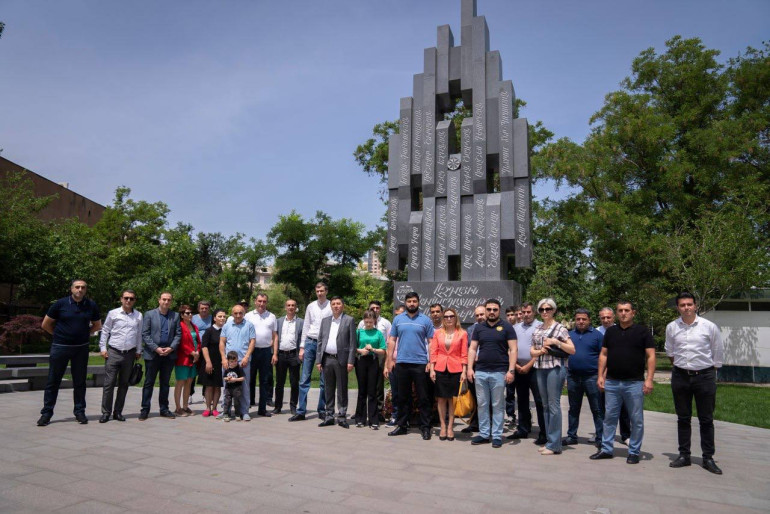 «Ապրելու երկիր» կուսակցության անդամները Հանրապետության օրվա առթիվ ծաղիկներ են խոնարհել
հայի արժանապատվությունը խորհրդանշող «Նեմեսիս» հուշարձանին