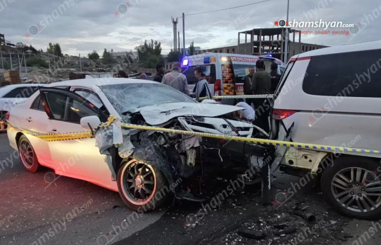 Խոշոր ավտովթար Երևանում․ բախվել են Toyota corolla-ն և Hyundai-ն, վերջինս էլ բախվել է երկաթե ճաղավանդակին․ Shamshyan.com