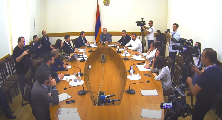Եթե ծառայության մեջ պարզվի՝ աղջիկներից մեկը հղի է, ի՞նչ է լինելու. Գեղամ Մանուկյանը՝  Սուրեն Պապիկյանին (տեսանյութ)