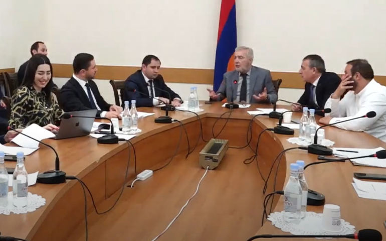 Կանայք լավ են կրակում, որովհետև կրծքավանդակով ու փորով շնչելու տարբերություն կա. Սուրեն Պապիկյանը՝ Անդրանիկ Քոչարյանին (տեսանյութ)