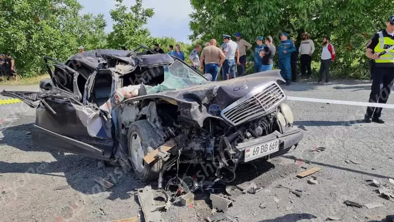 1 զոհ, 1 վիրավոր, Արագածոտնում Mersedes-ը մխրճվել է կայանված Зил-ի մեջ․ Shamshyan.com