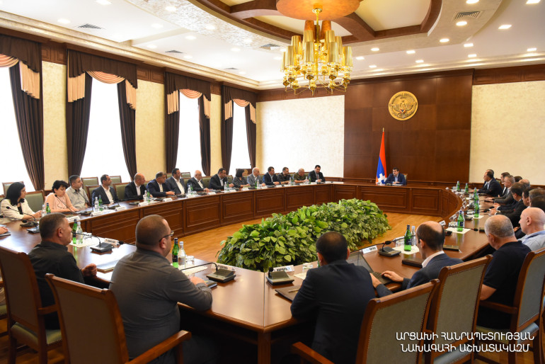 Արցախի նախագահն ընդլայնված խորհրդակցություն է անցկացրել կառավարությունում՝ առկա մարտահրավերների քննարկման նպատակով