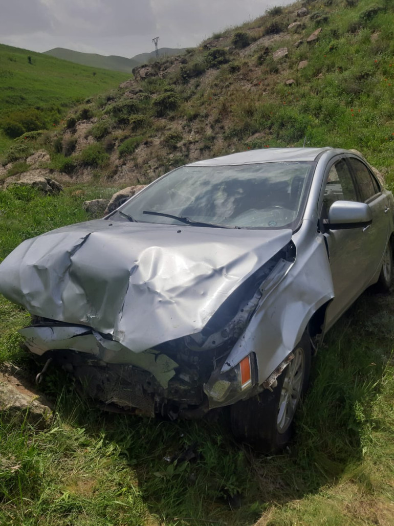Փրկարարներն ավտոմեքենան դուրս են բերել ձորից