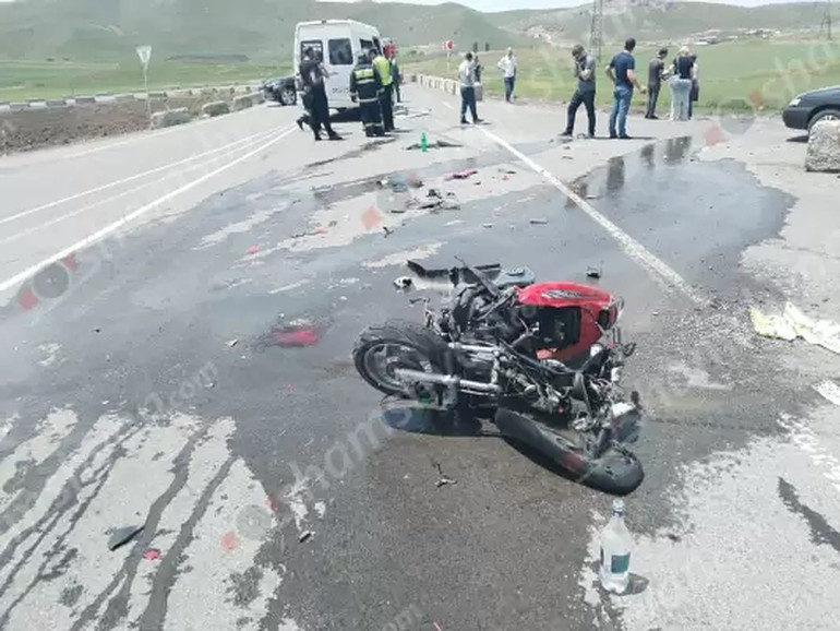 Բախվել են Երևան-Գյումրի երթուղու Mercedes Sprinter-ն ու մոտոցիկլետը, կան վիրավորներ. Shamshyan.com