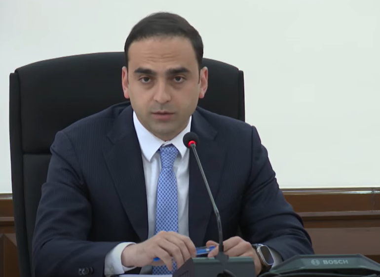 Ամբողջ շենքի բնակիչները չպետք է մեկ-երկուսի ձեռքում պատանդ մնան, պետք է գերակա շահի մասին որոշում ունենալ․ Ավինյանը՝ Արցախի փողոցի վթարային շենքերի բնակիչների մասին