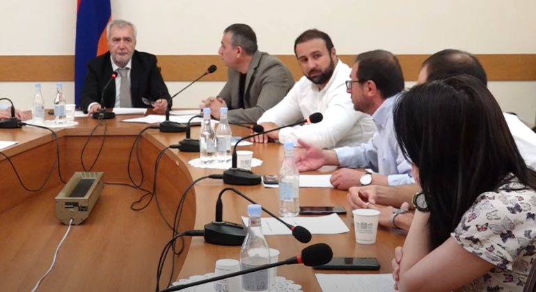 Հստակ մարդկանց ասեք՝ տուգանվելու են, թե ոչ․ ես գիտեմ պատգամավորի, որին կանգնեցրել, զգուշացրել են, իր ձեռքով պոկել է մգեցնող թաղանթը, բայց տուգանել են․ Գեղամ Մանուկյան