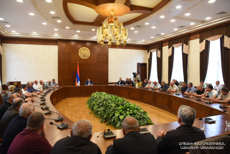ԱՀ նախագահը հանդիպել է Արցախի ազատամարտիկների միության, Աֆղանական պատերազմի վետերանների միության և Պահեստազորի սպաների միության մի խումբ անդամների հետ