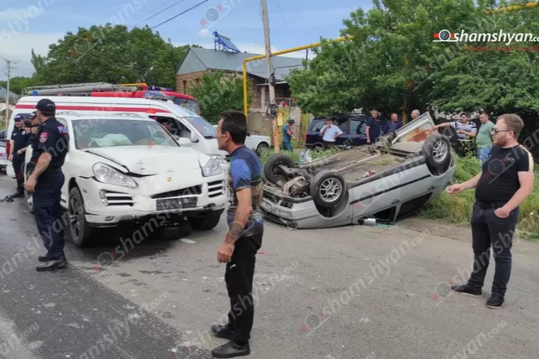 Կոտայքի մարզում բախվել են Porsche Cayenne-ն ու Volkswagen-ը․ վերջինը գլխիվայր շրջվել է․ կա վիրավոր. shamshyan.com