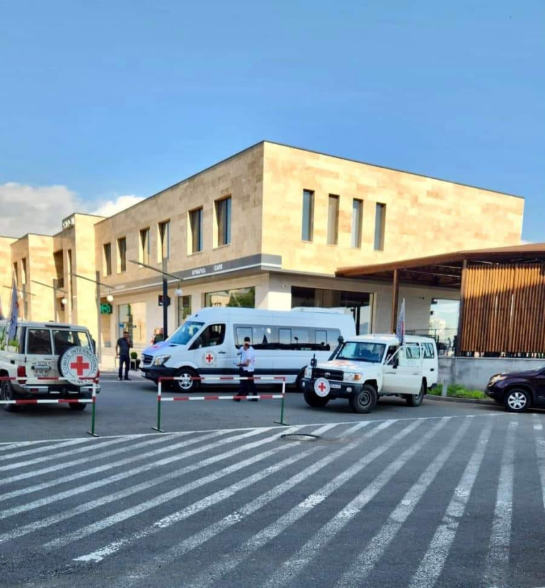 Արցախից 16 բուժառու միկրոավտոբուսով տեղափոխվել է ՀՀ, 19 անձ վերադարձել է․ միկրոավտոբուսի կադրերը ադրբեջանական լրատվամիջոցները տարածել են այնպիսի անկյունից, որ չերևա Կարմիր խաչի նշանը