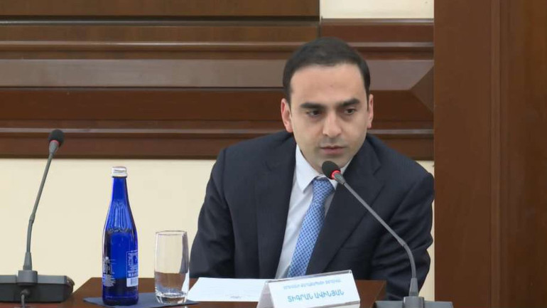 Փոսալցման հետ կապված ևս մեկ դեպք արձանագրվեց՝ ինձնից չնեղանաք, ուզում եք անձամբ գնացեք ասֆալտը լցրեք. Ավինյանը՝ վարչական շրջանների ղեկավարներին (տեսանյութ)