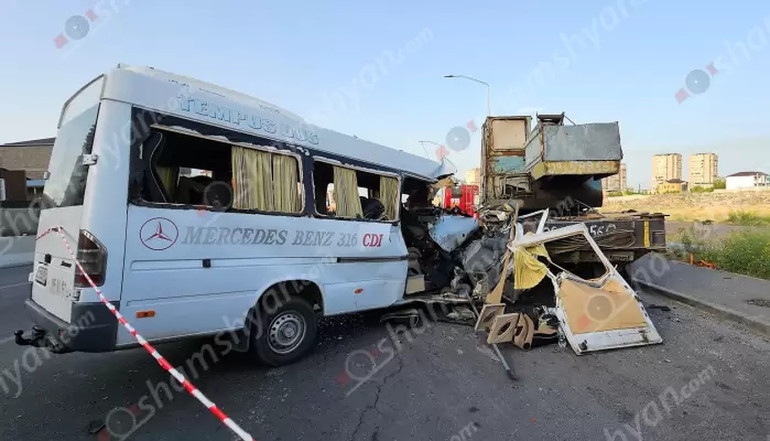 Երևանում Mercedes Sprinter-ը բախվել է ավտոկռունկին և մխրճվել մեկ այլ ավտոկռունկի մեջ, կա 10 վիրավոր․ Shamshyan.com