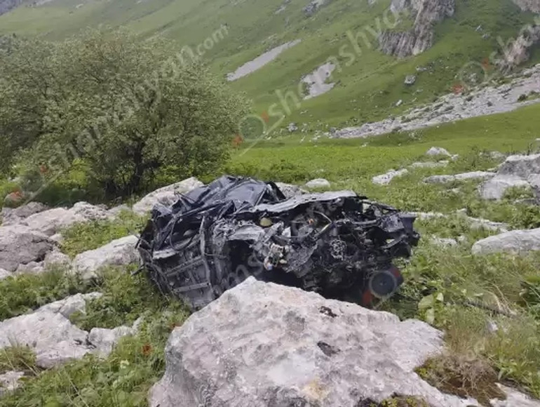 2 զոհ, 1 վիրավոր, Nissan-ը Հաղարծինի տարածքում մոտ 80 մետր գահավիժել է ձորը․ Shamshyan.com