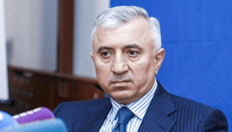 Զինանշանի նկարագիրը տրված է Սահմանադրության նորմերով, որոնք կարող են փոփոխվել միայն հանրաքվեով. Գևորգ Դանիելյան