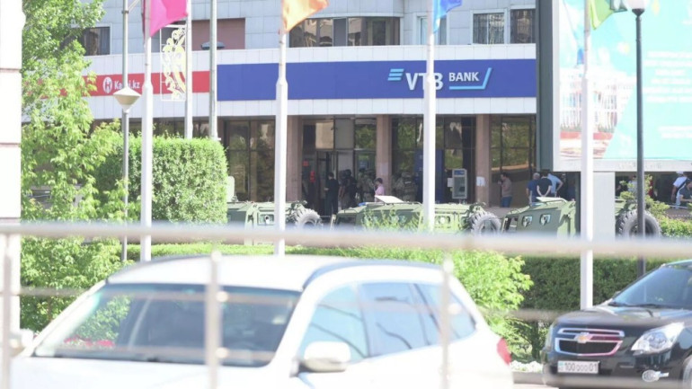 Աստանայում ազատ են արձակել բանկի մասնաճյուղում պահվող պատանդներին, կասկածյալը ձերբակալվել է