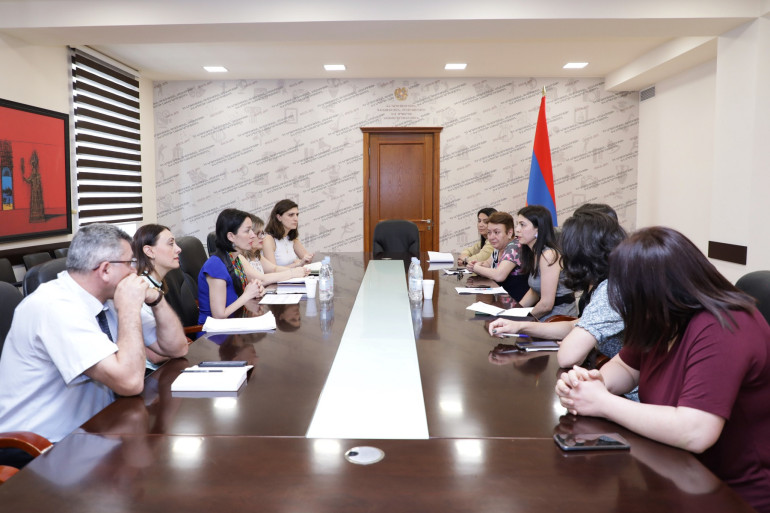 ԿԳՄՍ նախարարը հանդիպել է Արմավիրի թիվ 4 ավագ դպրոցի մանկավարժների հետ, որոնք օրերս բողոքի ակցիա էին արել