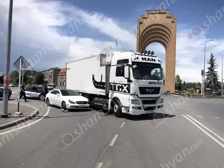 Գյումրիում վրացական համարանիշներով Mercedes-ով վթարի է ենթարկվել ՔՊ-ական պատգամավորը․ Shamshyan.com