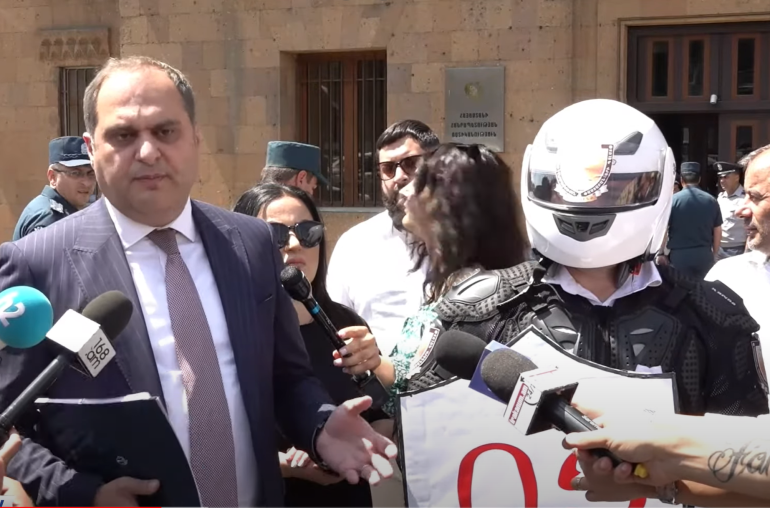 Փաստաբանները ՆԳՆ շենքի մոտ էին եկել զրահաբաճկոնով ու սաղավարտով, նրանք պահանջագիր ներկայացրին