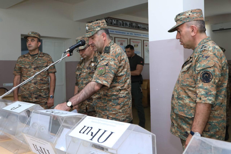 ԳՇ պետն այցելել է կենտրոնական հավաքակայան (լուսանկարներ)