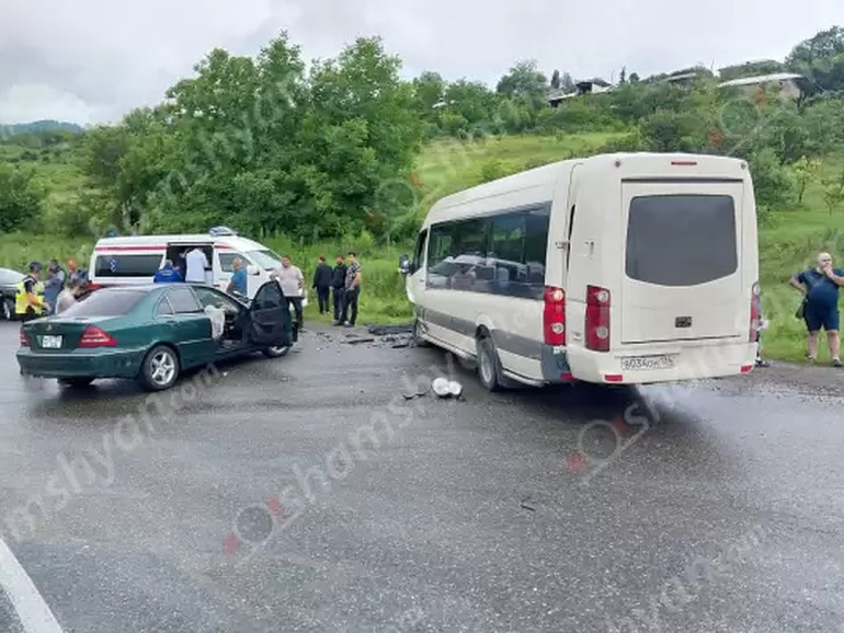 Տավուշում բախվել են Mercedes-ն ու Volkswagen միկրոավտոբուսը, կա 8 վիրավոր․ Shamshyan.com