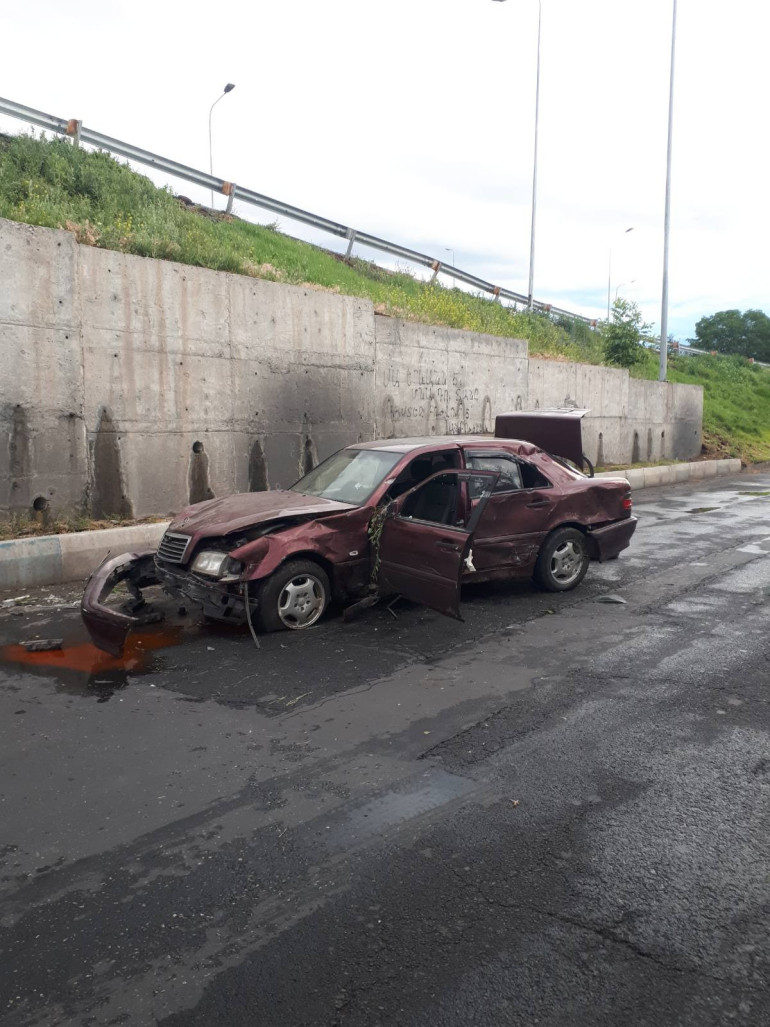 «Mercedes-Benz»-ը մոտ 5 մետր բարձրությունից ընկել է Հալաբյան փողոցի զինկոմիսարիատի դիմաց