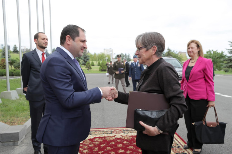 Սուրեն Պապիկյանն ընդունել է Կանզասի նահանգապետ Լորա Քելիին և ազգային գվարդիայի հրամանատար Մայքլ Վեներդիին (լուսանկարներ)