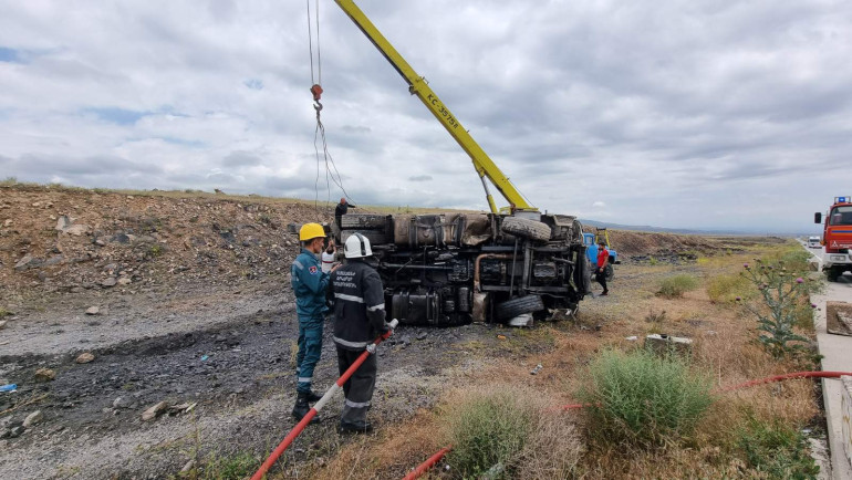 Երևան-Գյումրի ճանապարհին բեռնատար է կողաշրջվել (լուսանկարներ)
