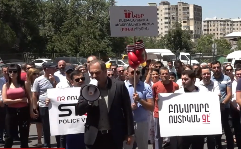 Բռնցքամարտի ձեռնոցներ՝ ոստիկանության կենտրոնական բաժնի պետին․ փաստաբանները հերթական ակցիան են արել