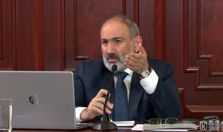 Ինչպես է պարեկը մեքենայից հանում ռուս կին վարորդին (տեսանյութ)