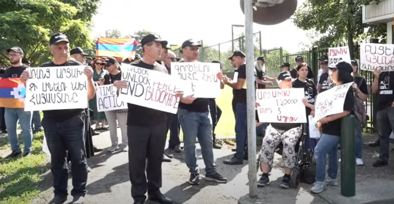 «SOS Artsakh»․ 24-ժամյա նստացույցեր են իրականացվում ՀՀ-ում ԱՄՆ-ի, ՌԴ-ի ու Ֆրանսիայի դեպանատների և ԵՄ ներկայացուցչության դիմաց