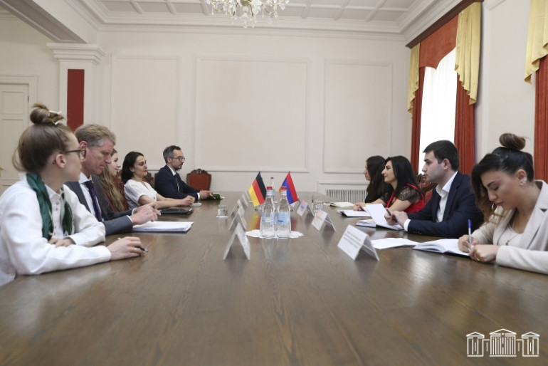 Թագուհի Թովմասյանը Գերմանիայի Բունդեսթագի պատգամավոր Մերլե Շպելերբերգի գլխավորած պատվիրակությանն է ներկայացրել Արցախում ստեղծված իրավիճակը