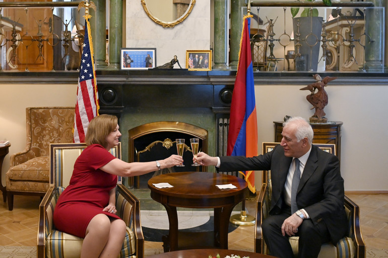 Վահագն Խաչատուրյանն ԱՄՆ Անկախության օրվա առթիվ այցելել է Հայաստանում ԱՄՆ դեսպանի կեցավայր (տեսանյութ)
