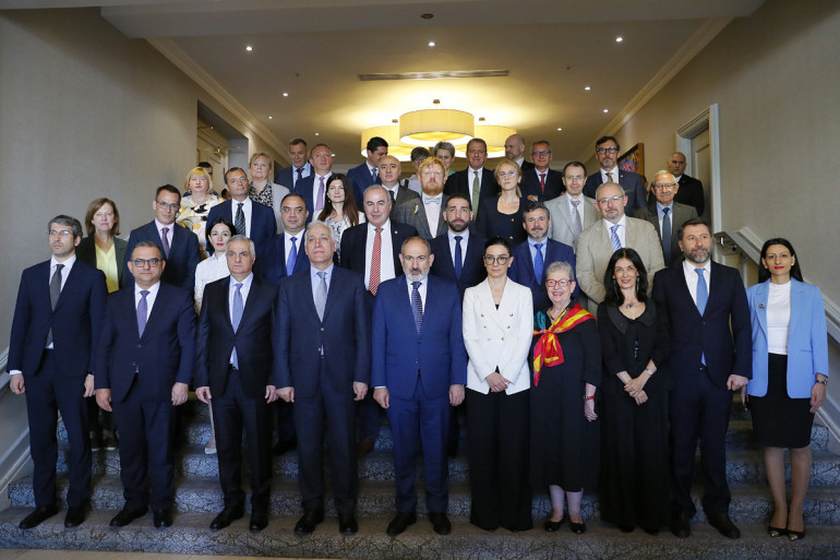 Համաժողով՝ նվիրված Դատախազության հիմնադրման 105-ամյակին. մի շարք աշխատակիցներ դասային աստիճաններ ու պետական պարգևներ են ստացել