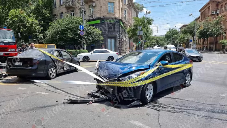 Երևանում բախվել են Volkswagen-ն ու Hyundai-ն, կան վիրավորներ․ Shamshyan.com