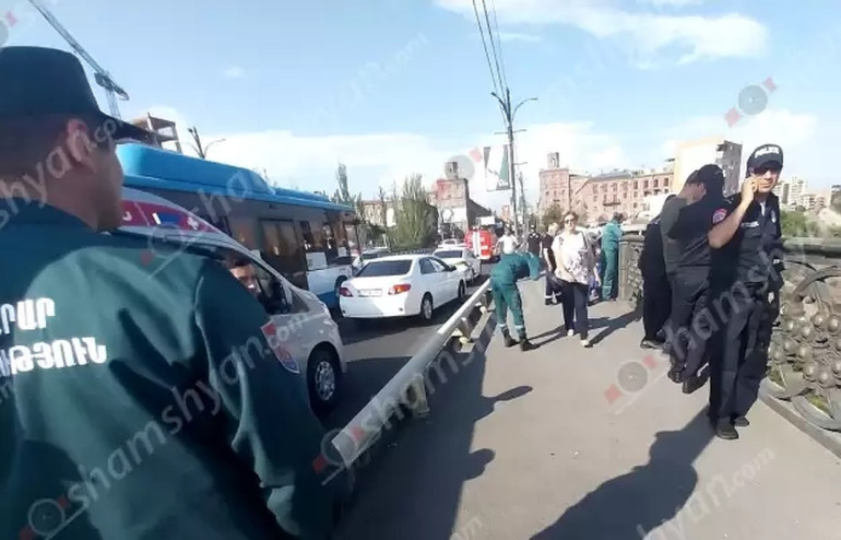 Մոտ 70 տարեկան տղամարդն անցել է Կիևյան կամրջի վտանգավոր եզրագիծն ու սպառնում է նետվել․ Shamshyan.com