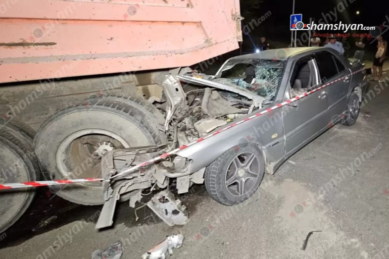 Վայոց Ձորում Mercedes-ը մխրճվել է ցեմենտով բարձված ԿամԱԶ-ի հետնամասի մեջ. shamshyan.com (լուսանկարներ)