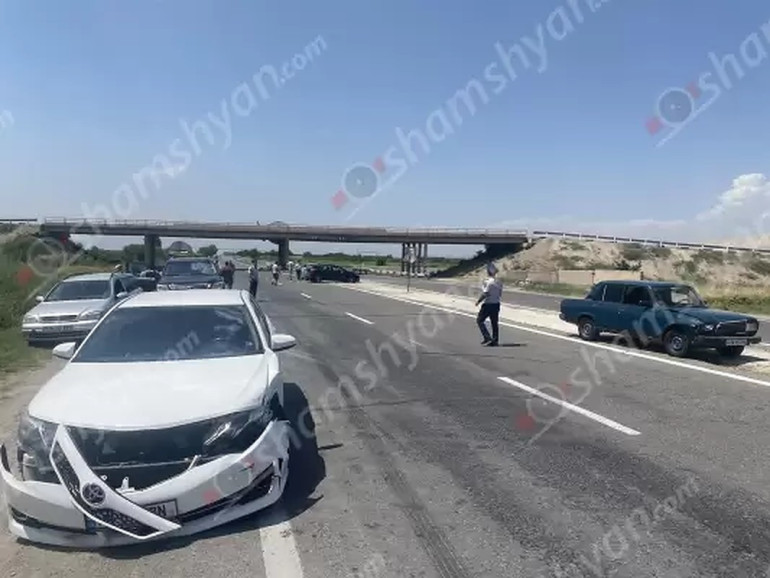 Արարատի մարզում բախվել է 3 մեքենա, 3 հոգի տեղափոխվել է հիվանդանոց․ Shamshyan.com
