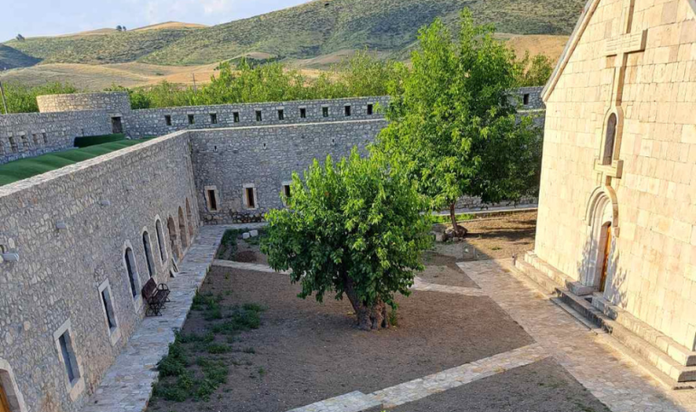 Ամարասի վանական համալիրի բակում հայտնաբերվել են անցյալ դարասկզբի հորիզոնական հորաններ. «Լույս» հիմնադրամ (լուսանկարներ)