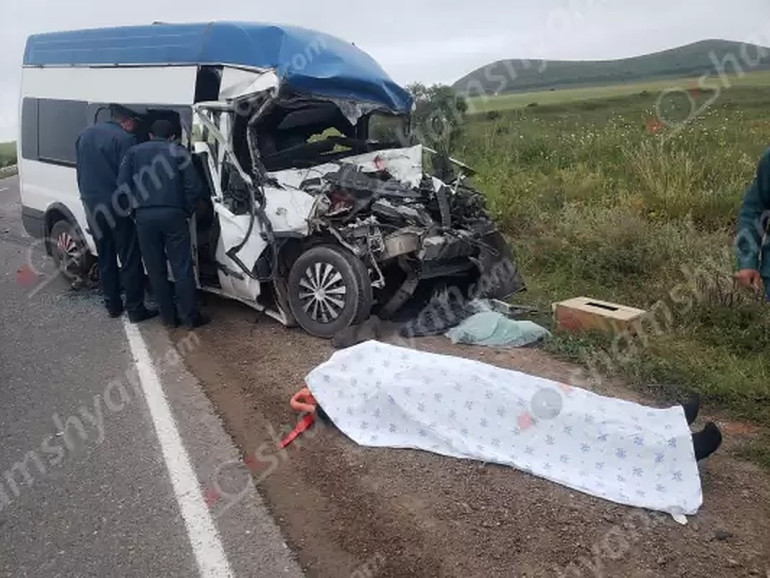 2 զոհ, Սյունիքում Ford Transit-ը բախվել է կայանված GAZ 52-ին․ Shamshyan.com
