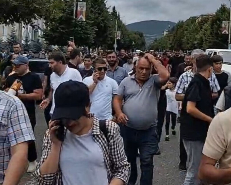 Շատ ենք ուշացրել, մեզնից բացի մեր հարցը ոչ ոք չի լուծելու․ արցախցիները շրջափակման դեմ երթ են կազմակերպել